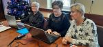 Słuchacze pracują na zajęciach informatycznych